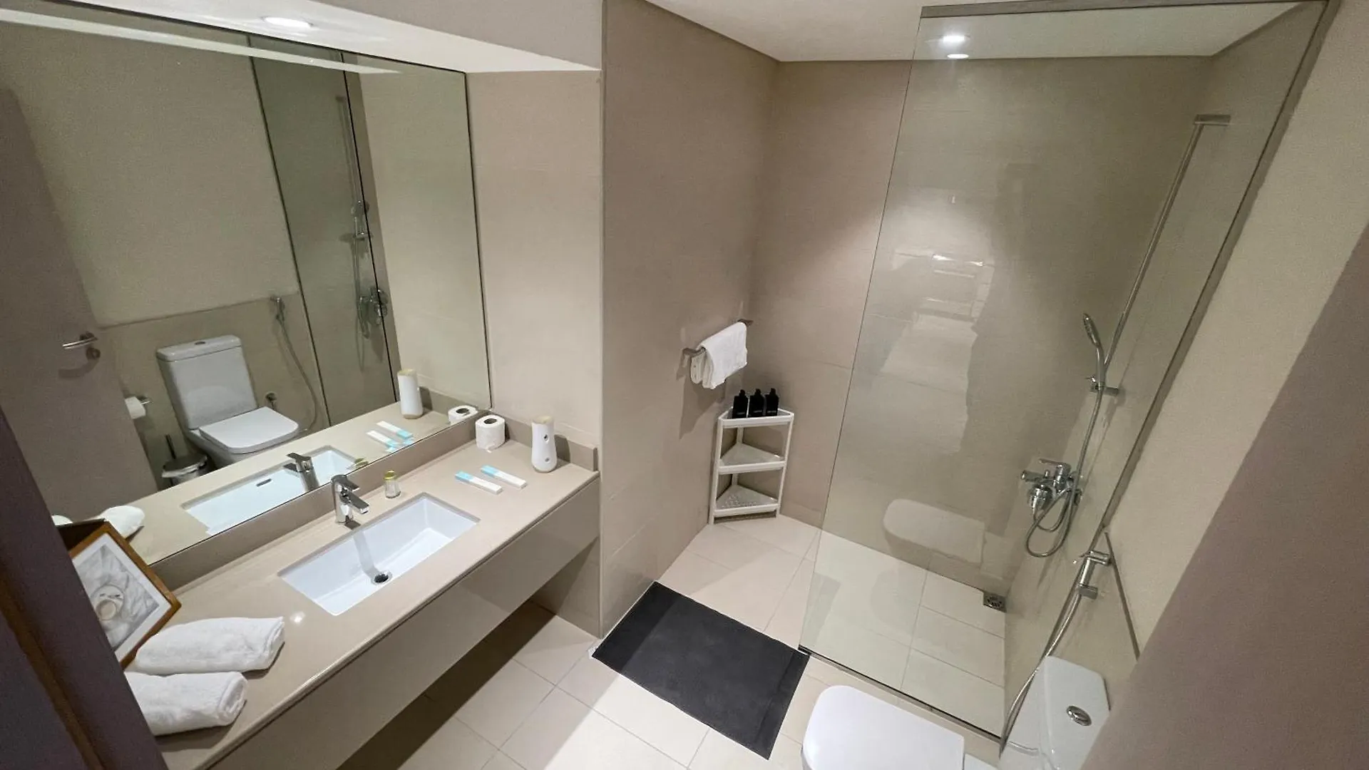 Apartment Daisy Hill 1Br Waters Edge Canal View Theme Parks Yas Island Abu Dhabi United Arab Emirates