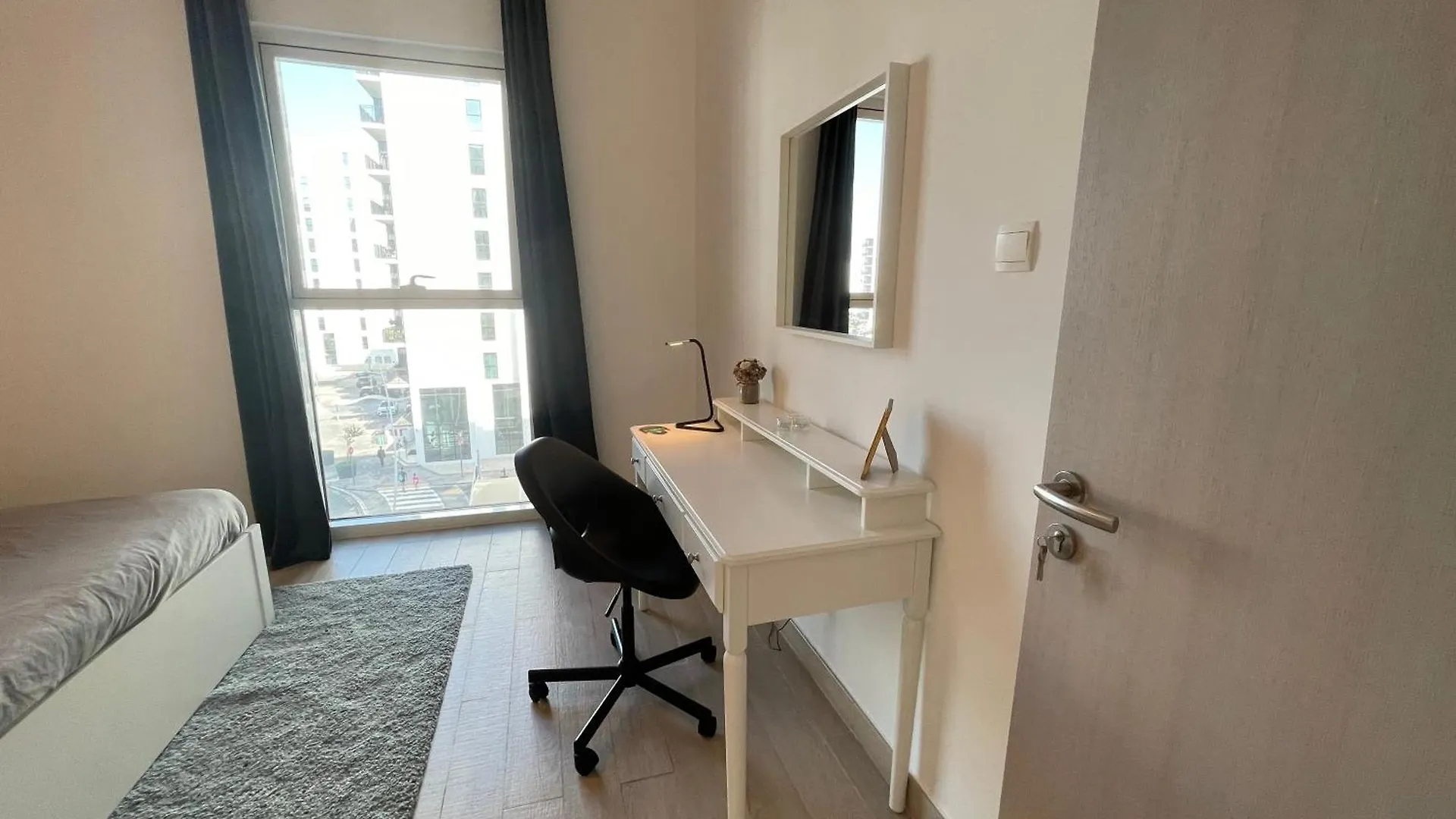 Daisy Hill 1Br Waters Edge Canal View Theme Parks Yas Island Abu Dhabi United Arab Emirates