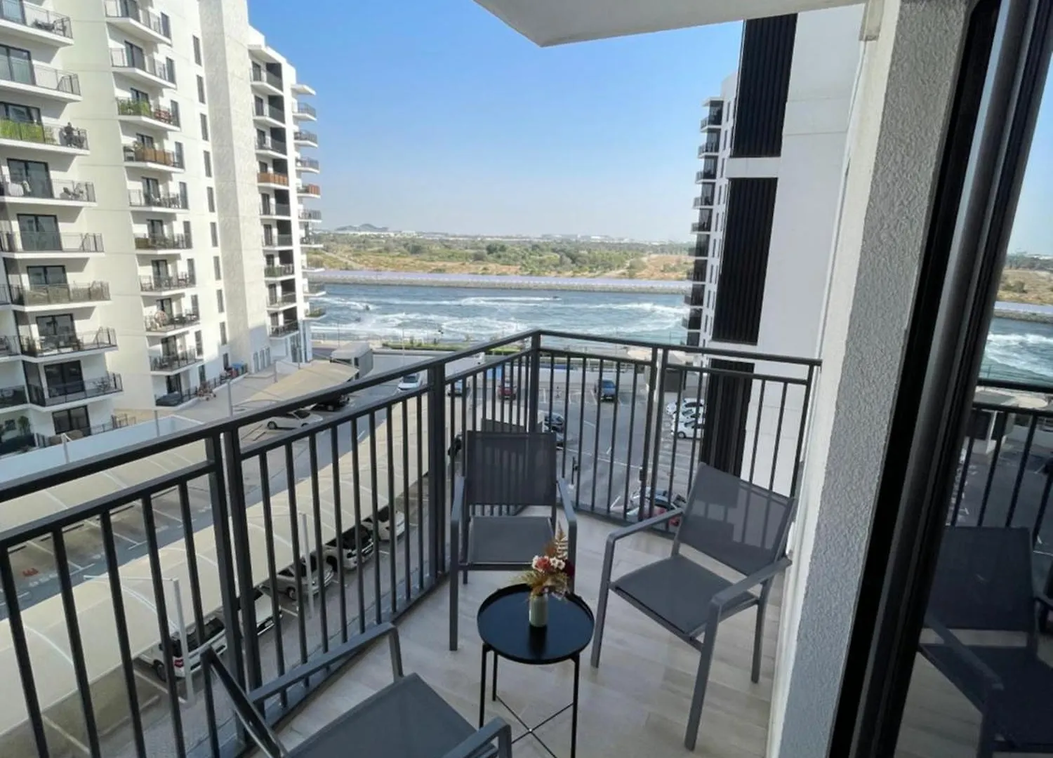 Daisy Hill 1Br Waters Edge Canal View Theme Parks Yas Island Abu Dhabi United Arab Emirates