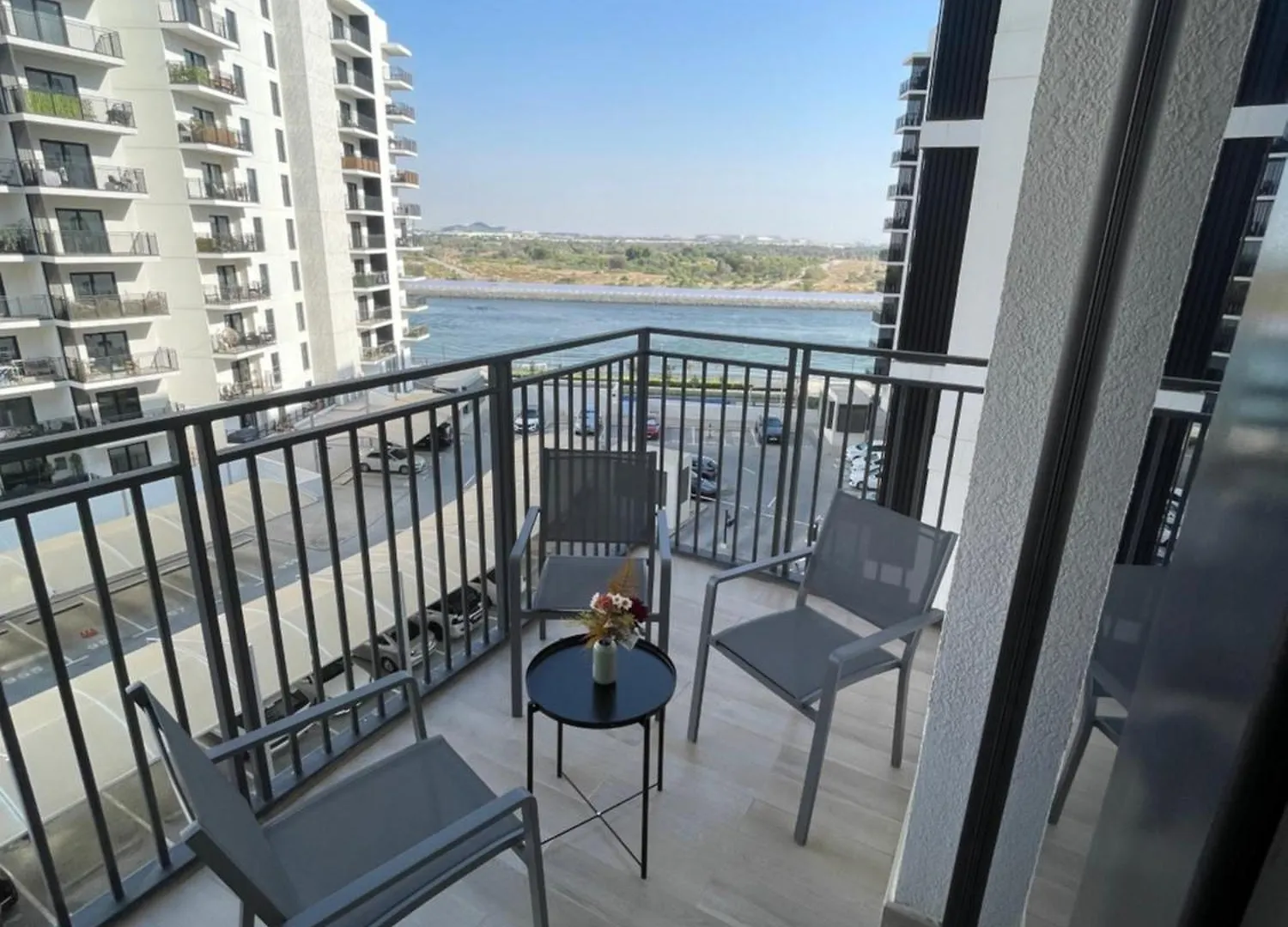 Daisy Hill 1Br Waters Edge Canal View Theme Parks Yas Island Abu Dhabi Apartment
